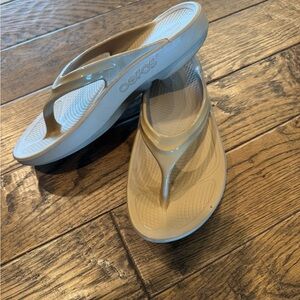 OOFOS Women's Sandals in Shimmering Gold